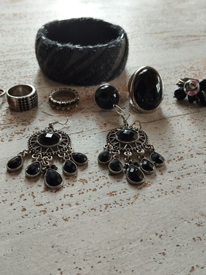 Black faux jewelry set like new with 1 bracelet, 8 rings, 1 pair of earrings