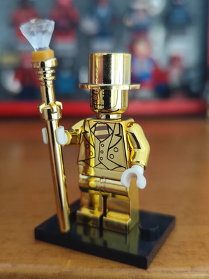 Mr. Gold φιγούρα σαν καινούργιο με βάση και χρυσό σκήπτρο