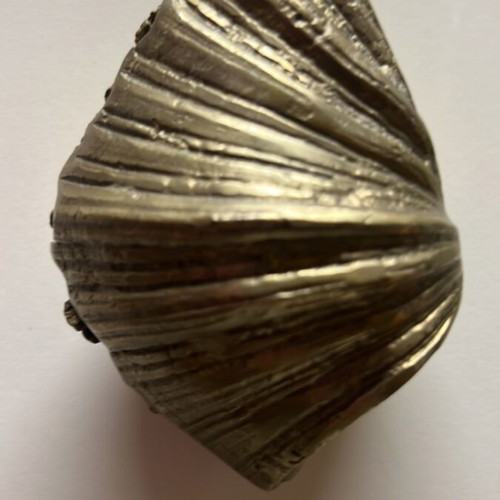 Brass press-papiers in clam shell shape like new