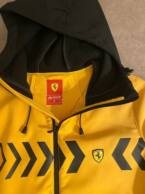 Μπουφάν Ferrari καινούργιο αδιάβροχο με fleece και αντιανεμική επένδυση κίτρινο