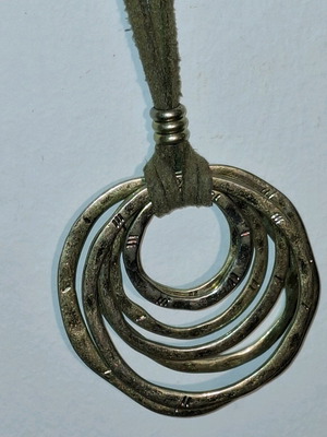 Necklace linked rings like new, 53 cm length, green and silver