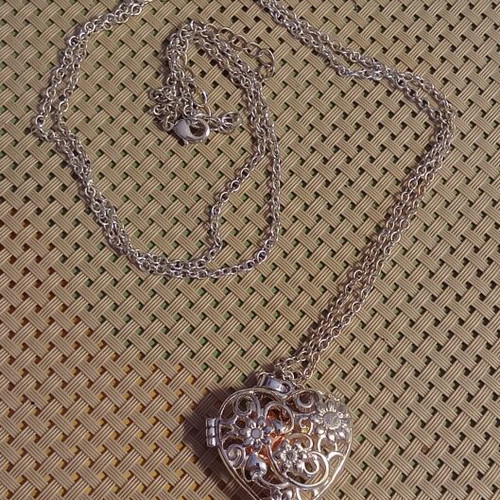 Heart-shaped pendant necklace with magnetic clasp like new