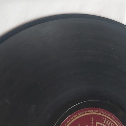 His Master's Voice record used, 'Mono konta sou' laiko