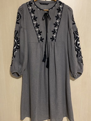 Zara Boho μίντι φόρεμα σαν καινούργιο, γκρι με κεντήματα
