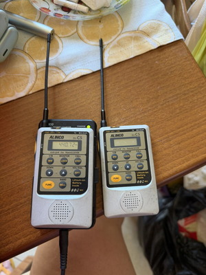 Alinco DJ-C5 VHF/UHF FM πομποδέκτες μεταχειρισμένοι, ζευγάρι με φορτιστή