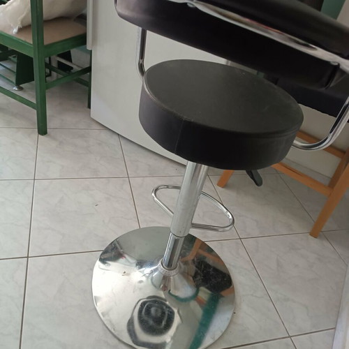 Σκαμπό αυξομειώμενο για μπαρ σαν καινούργιο, ελάχιστα χρησιμοποιημένο