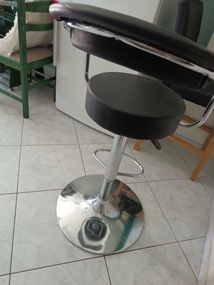 Σκαμπό αυξομειώμενο για μπαρ σαν καινούργιο, ελάχιστα χρησιμοποιημένο