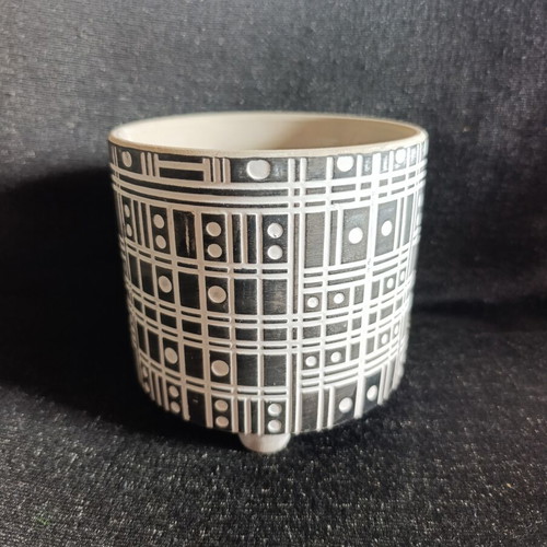 Ceramic planter like new with modern embossed geometric design