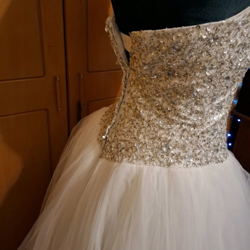 Romantic Wedding Dress Size S-M White Like New with Veil and Storage Case
