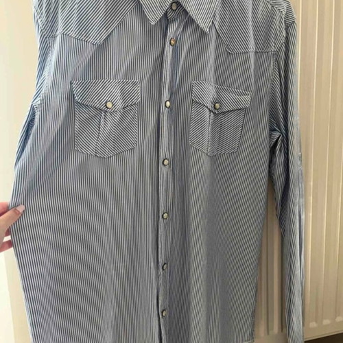 Scotch men's striped shirt size L like new with unique buttons