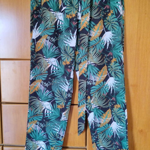 Pants with green and black tropical pattern new, size M