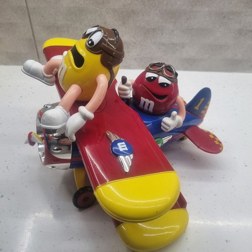Μεγάλο αεροπλάνο με φιγούρες M&m's μεταχειρισμένο