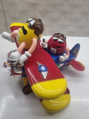 Μεγάλο αεροπλάνο με φιγούρες M&m's μεταχειρισμένο