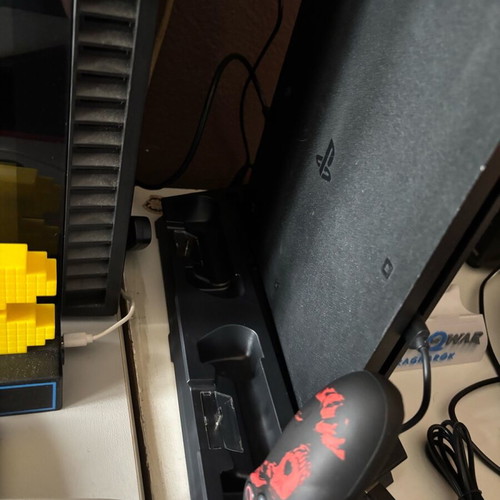 PlayStation 4 used with 500GB, game, controller and stands