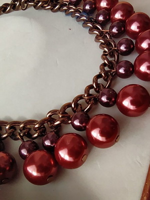 Necklace with burgundy pearls new
