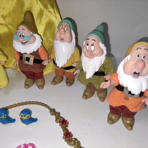 Disney Snow White and the 7 Dwarfs necklace and 2 rings set like new