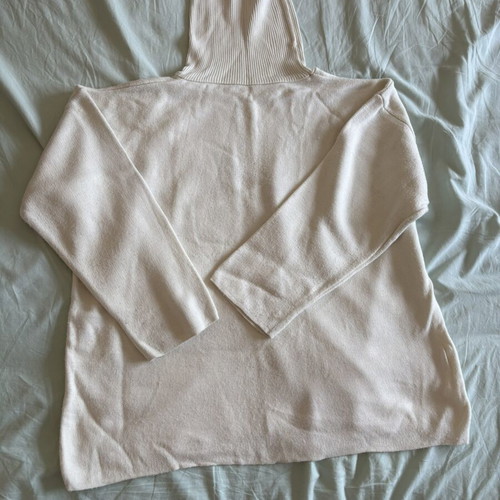 White turtleneck sweater like new, comfortable and warm