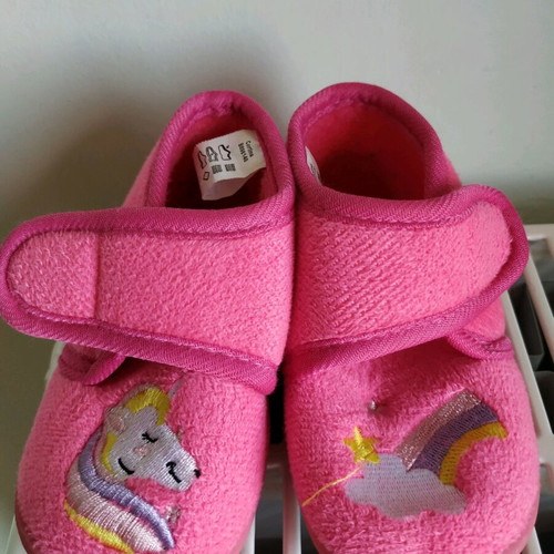 Pink slippers size 21 like new