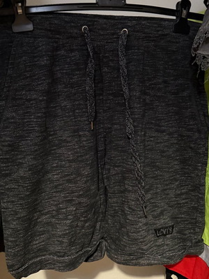 Ανδρική βερμούδα Levi’s γκρι σκούρη μέγεθος L μεταχειρισμένη