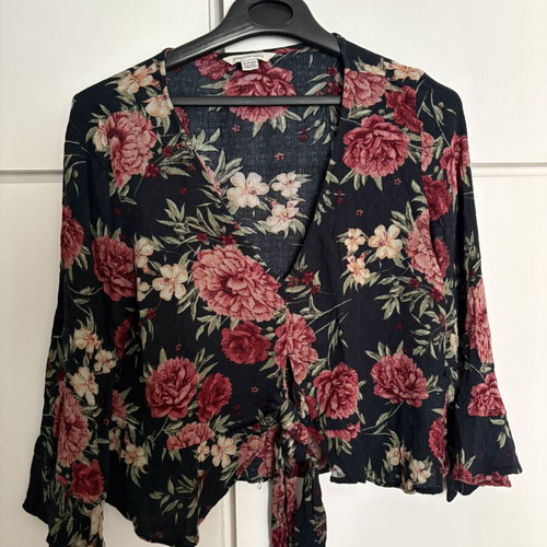 American Eagle Floral Tie-Front Crop Blouse Medium like new