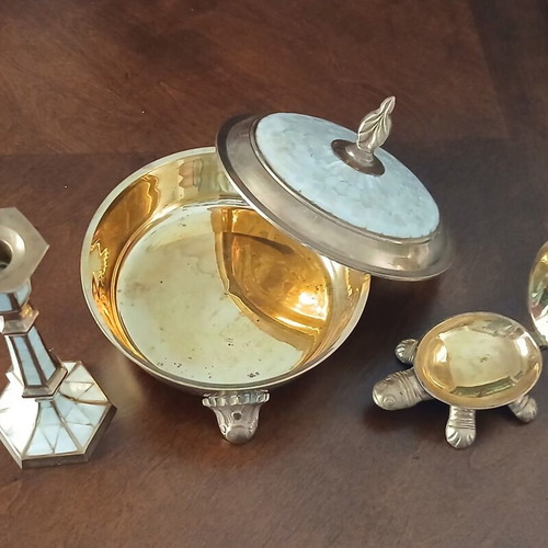 Bronze decorative set with embedded shells