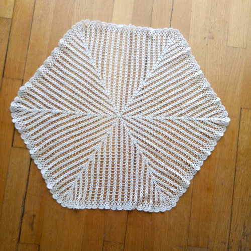 White hexagonal handmade doily like new, 1970s