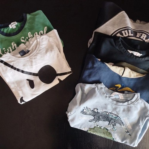Children's clothes pack 8 years like new, 4 sweatshirts and 2 colorful t-shirts