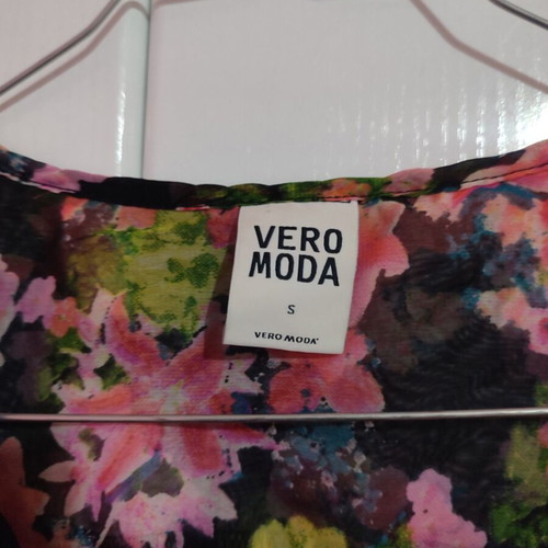 Vero Moda floral blouse sleeveless used, size Small