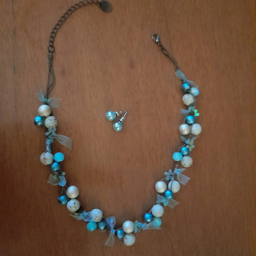Short necklace and earrings like new in turquoise and white
