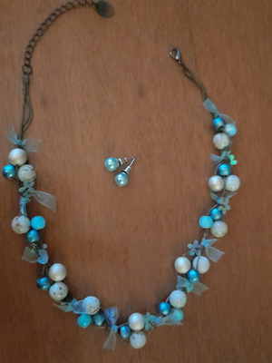Short necklace and earrings like new in turquoise and white