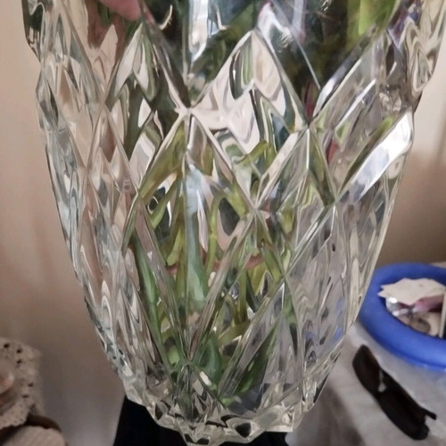 Crystal vase 20 cm height with beautiful design like new