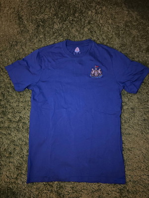 Mewcastle tee like new, size Small