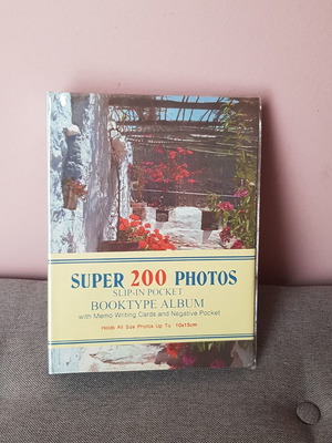 Photo album new, holds 200 photos with memo cards