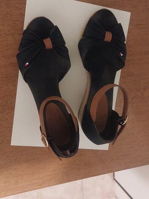 Γυναικεία πέδιλα Tommy Hilfiger μεταχειρισμένα, σκούρο μπλε εσπαντρίγιες με φιόγκο