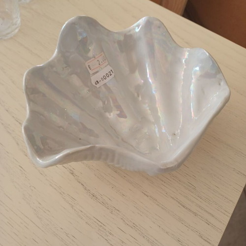 Ceramic decorative shell-shaped container used