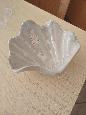 Ceramic decorative shell-shaped container used