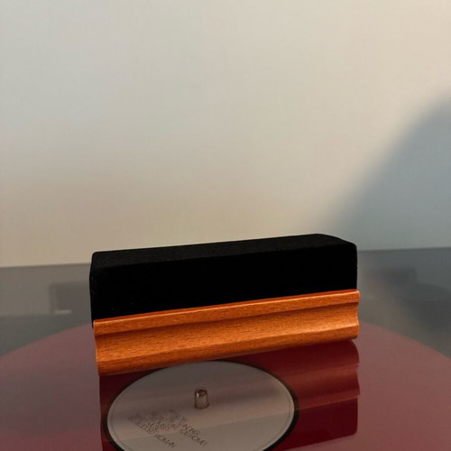 Anti-static vinyl brush like new, wooden velvet