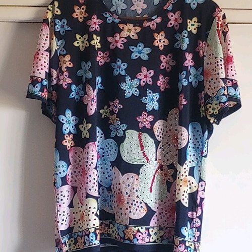 Floral blouse like new, size XL, with metallic stones