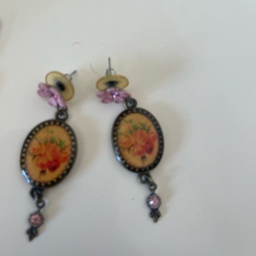 Earrings with flower design used