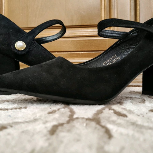 Women's black pumps size 39 like new, unworn