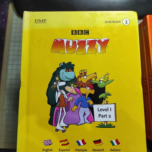 Language learning books for 5 foreign languages like new, 15 volumes with DVD
