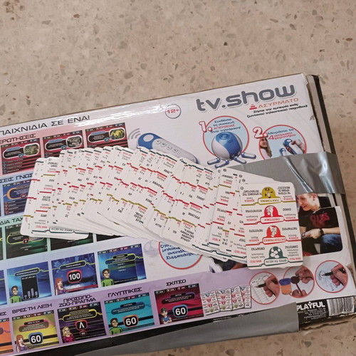 TV SHOW electronic board game like new with 4 wireless controllers