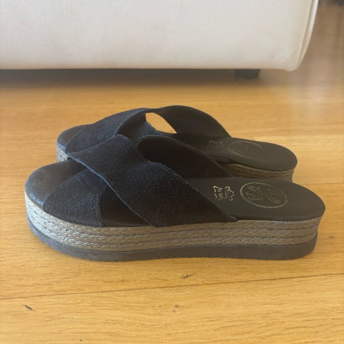 Silia D flatform crisscross sandals size 39 black like new