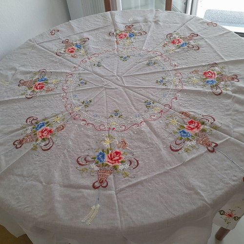Large embroidered tablecloth, diameter 1.70 m