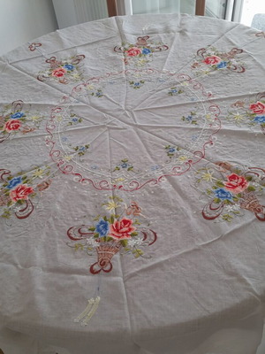 Large embroidered tablecloth, diameter 1.70 m