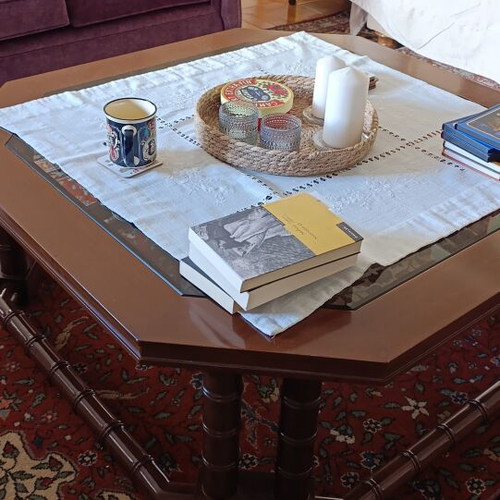 Walnut coffee table Leonidas Varagkis like new, 110x110x43 cm