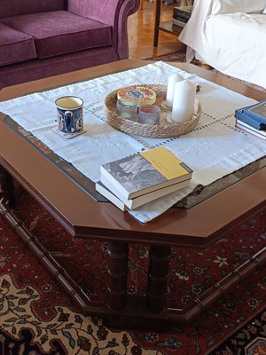 Walnut coffee table Leonidas Varagkis like new, 110x110x43 cm