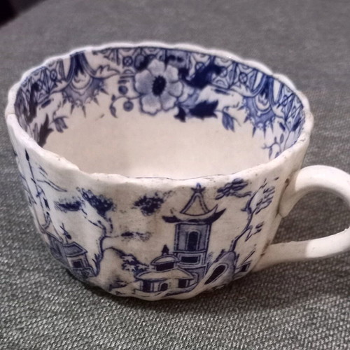 Collectible English cup used, early last century, diameter 10 cm