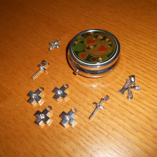 Necklace crosses used, 7 pieces, 1 monogram and metal storage box