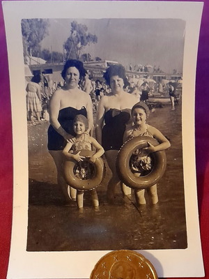Vintage ασπρόμαυρη φωτογραφία με γυναίκες και παιδιά με σωσίβια σαμπρέλες